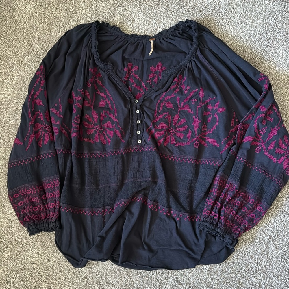 FREE PEOPLE - navy/pink embroidered top